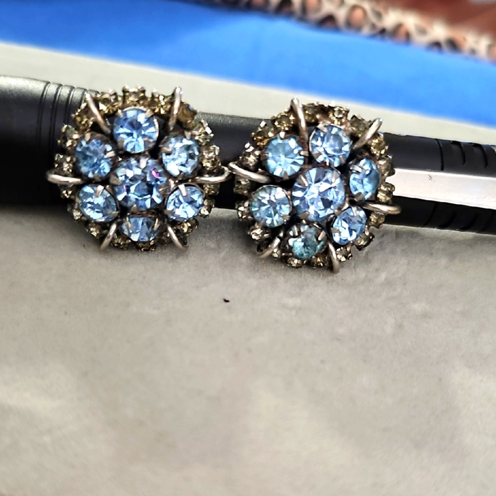 VINTAGE KRAMER CLIP ON EARRINGS